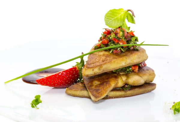 Foie gras garniert mit Erdbeeren — Stockfoto