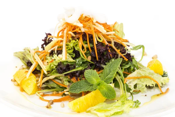 Ensalada de frutas y verduras sobre fondo blanco en el restaurante —  Fotos de Stock