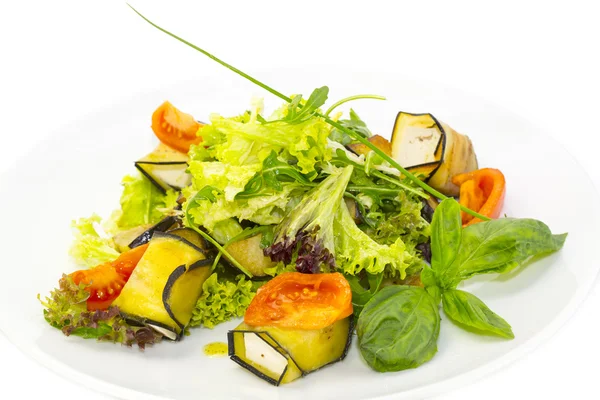 Salada com queijo e ervas e legumes — Fotografia de Stock