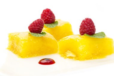 tatlı ananas ve ahududu beyaz zemin üzerine süslenmiş