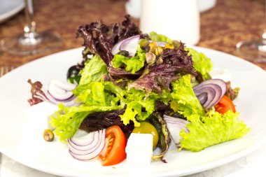 Beyaz bir arka planda restoranında Yunan salatası