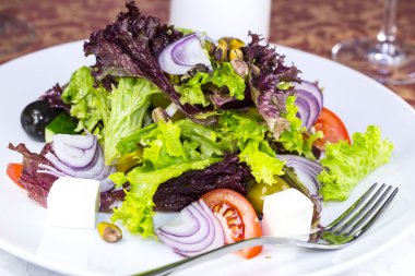 Beyaz bir arka planda restoranında Yunan salatası