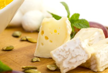 Peynir tabağı büyük bir karışım-in nane dekore edilmiştir.