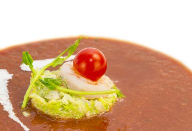 domates çorbası bir restoranda karides ile dekore edilmiştir.