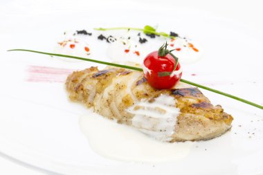 kavrulmuş beyaz soslu ızgara balık fileto