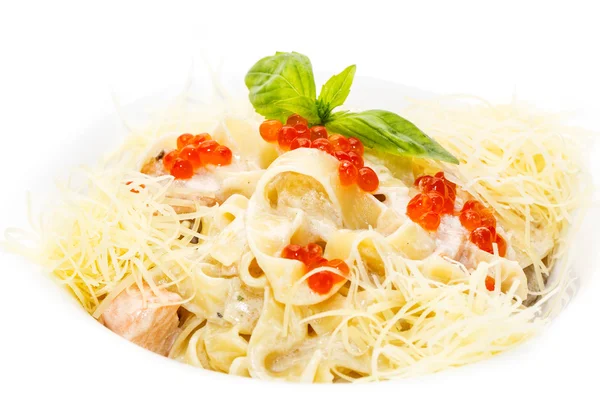 Pasta mit Fischkaviar und Käse auf dem Tisch in einem Restaurant — Stockfoto
