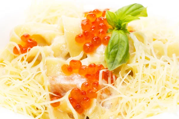 Massa com caviar vermelho de peixe e queijo na mesa em um restaurante — Fotografia de Stock