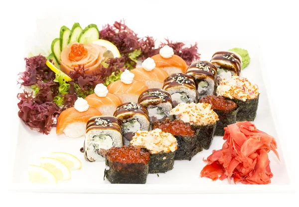 在白色背景上的日本寿司海鲜 — 图库照片
