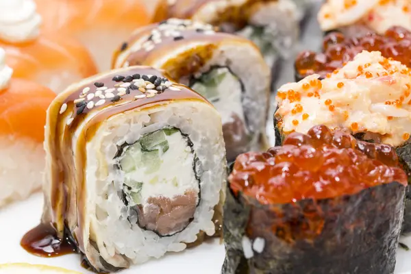 白い背景の上の日本の寿司海鮮 — ストック写真