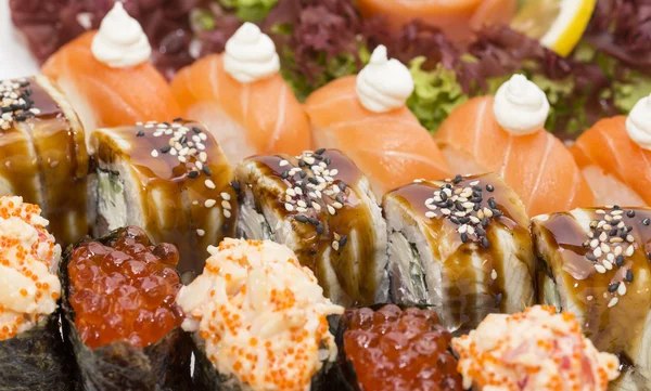 Beyaz zemin üzerine Japon suşi deniz ürünleri — Stok fotoğraf