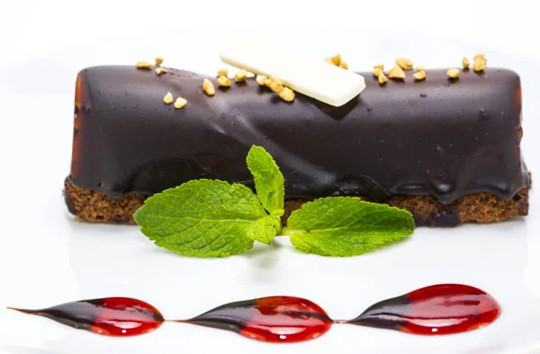 민트와 초콜릿 크림 케이크의 조각 장식 — 스톡 사진