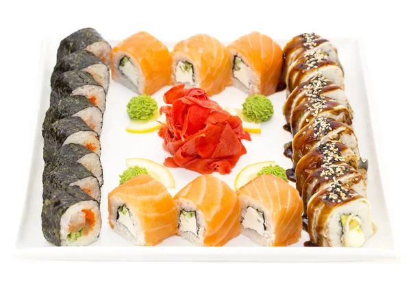 Fruits de mer japonais sushi sur fond blanc — Photo