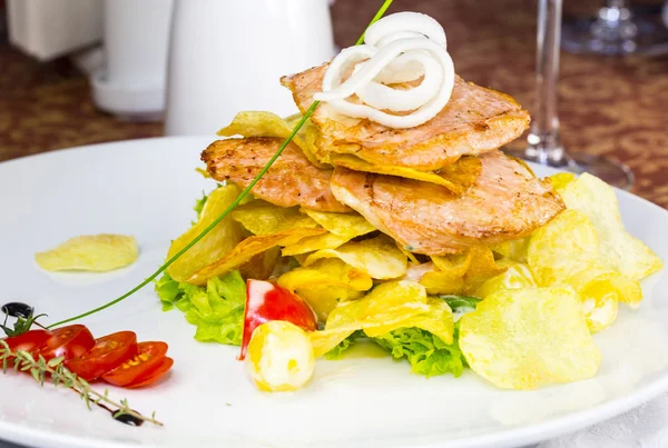 Sallad med kyckling och potatis — Stockfoto