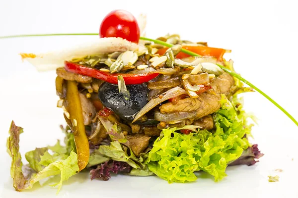 Salade met groenten en vlees op een witte achtergrond in het restaurant — Stockfoto