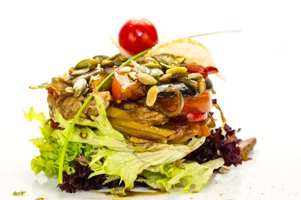Salat mit Gemüse und Fleisch auf weißem Hintergrund im Restaurant — Stockfoto