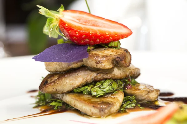 Roast goose liver is decorated with greens and strawberries — Stock Photo, Image