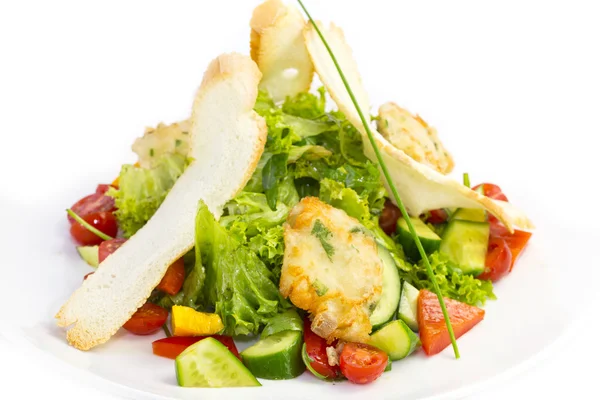 Салат с сыром и овощами на столе в ресторане — стоковое фото