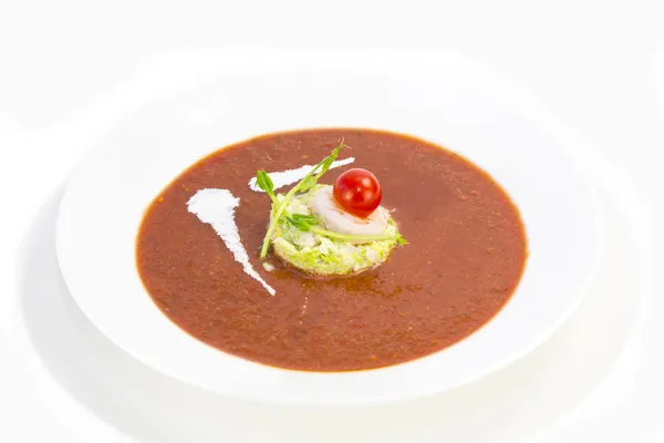 Tomatensoep in een restaurant versierd met garnalen — Stockfoto