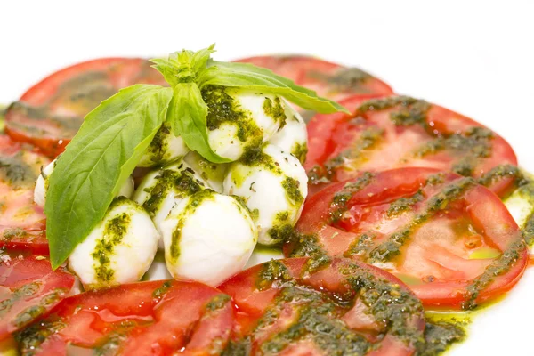 Tomates con salsa de queso vertidos en un plato blanco en un restaurante — Foto de Stock