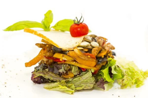 Salada com legumes e carne em um fundo branco no restaurante — Fotografia de Stock