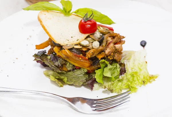 Salat mit Gemüse und Fleisch auf weißem Hintergrund im Restaurant — Stockfoto