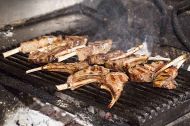 ızgarada pişmiş kuzu pirzola