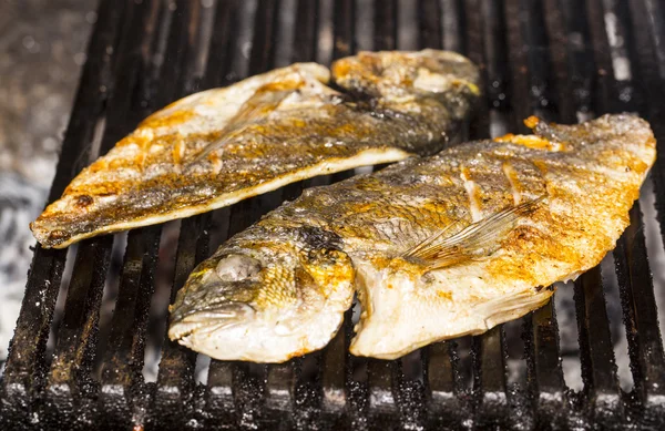 Mořské ryby vařené na grilu — Stock fotografie