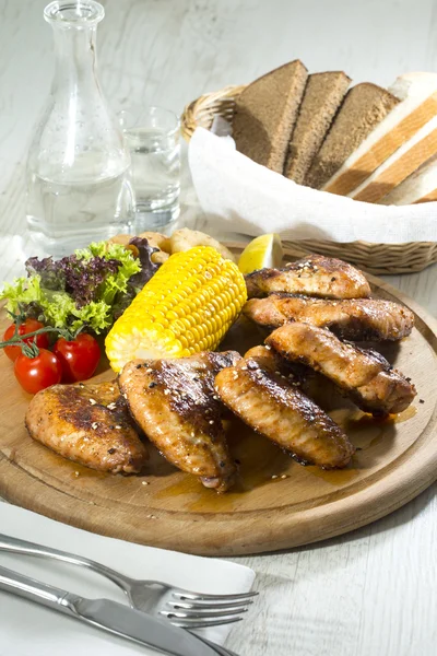 Asas de frango com milho doce — Fotografia de Stock