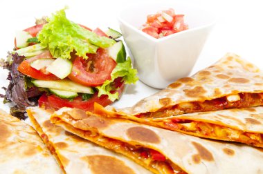 Meksika yemeği ve salata sebze ile