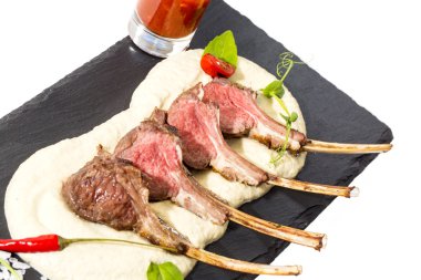 ızgarada pişmiş kuzu pirzola