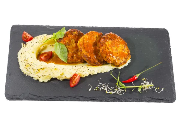 Schnitzels gebakken in wortel saus met aardappelpuree — Stockfoto