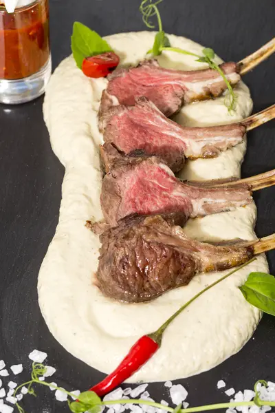 Lam ribben gekookt op de grill — Stockfoto