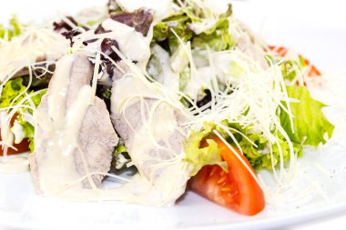 bir restoranda bir tabakta sebze salatası