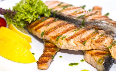 ızgarada pişmiş somon steak