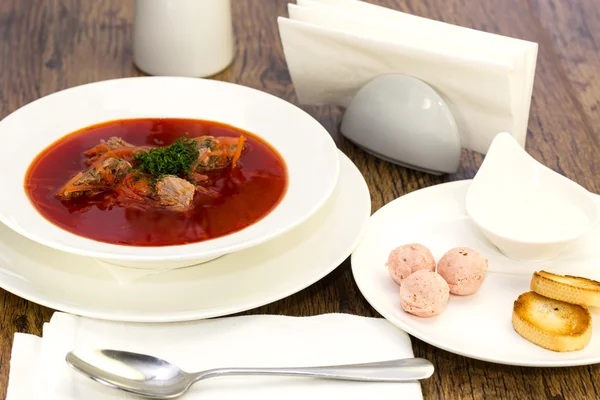 Suppe mit Kohl und roten Rüben - ukrainischer Borscht — Stockfoto