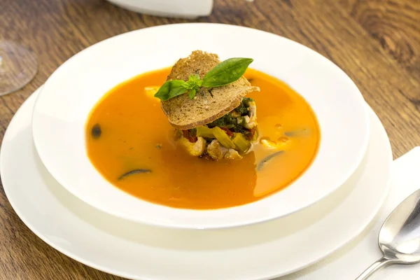 Sopa con chile sobre la mesa en un restaurante —  Fotos de Stock