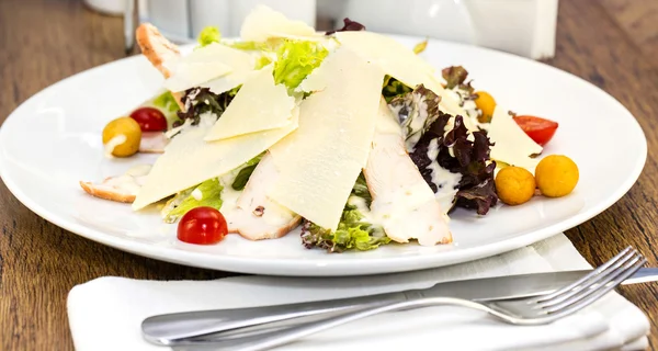 Salada com queijo e legumes na mesa em um restaurante — Fotografia de Stock