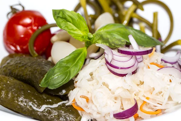 Legumes em conserva, tomates pepino espargos e repolho de alho — Fotografia de Stock