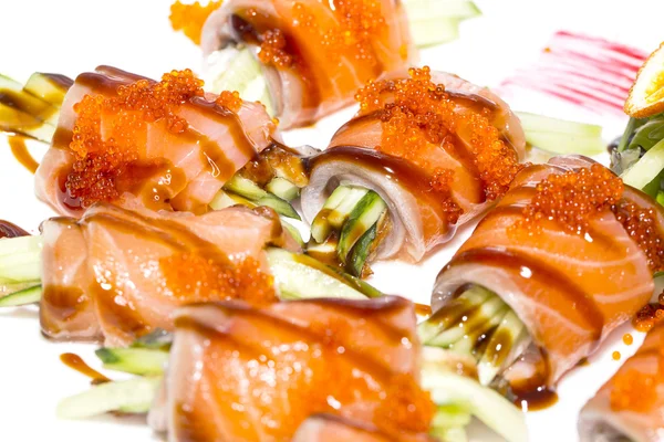 Bir Japon restoranında lezzetli deniz ürünleri suşi — Stok fotoğraf