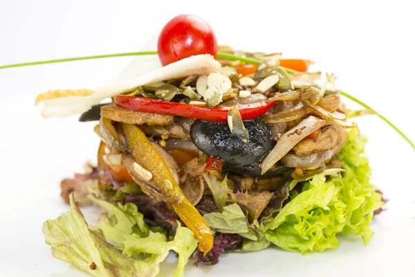 Salat mit Gemüse und Fleisch auf weißem Hintergrund im Restaurant — Stockfoto