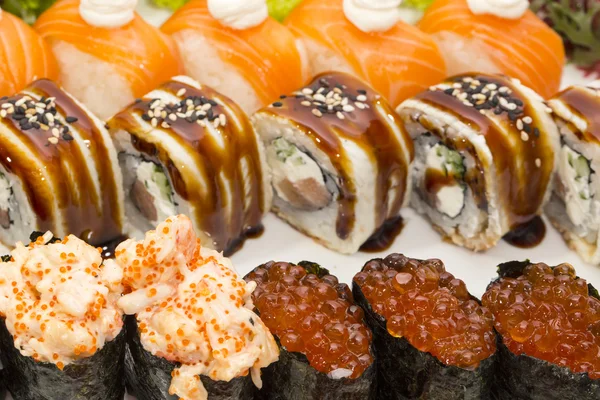 Rollos japoneses con pescado y verduras — Foto de Stock