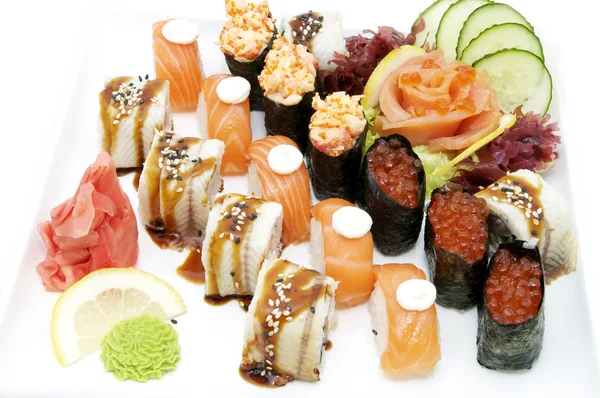 Rouleaux japonais au poisson et légumes — Photo