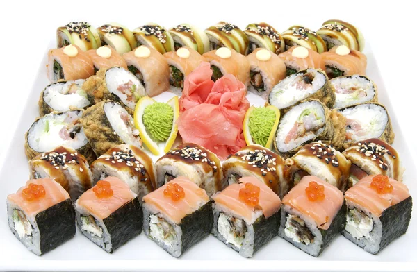 Rollos japoneses con pescado y verduras — Foto de Stock