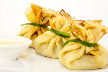 Beyaz bir tabak etli krep