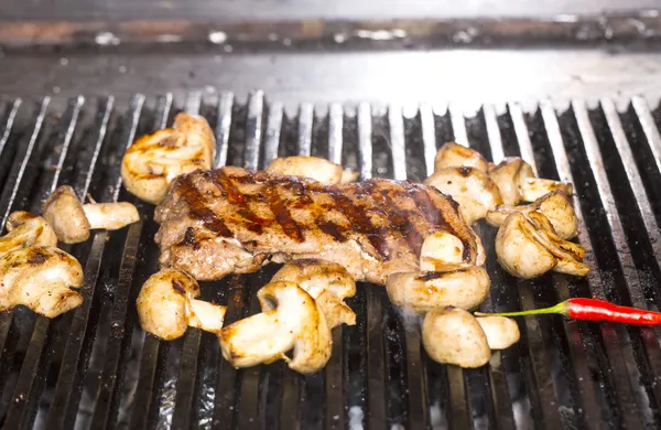 Koken paddestoelen op de grill in het restaurant — Stockfoto