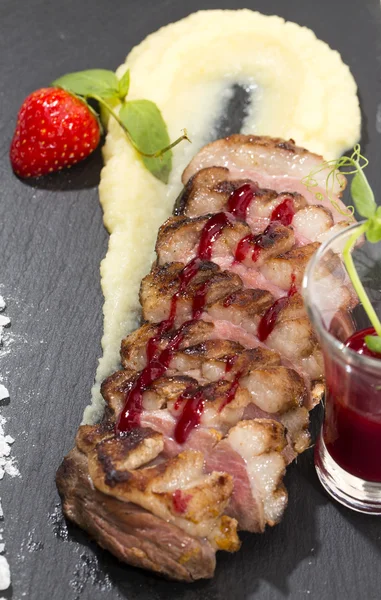 Baked goose breast with mashed potatoes — Stock Photo, Image