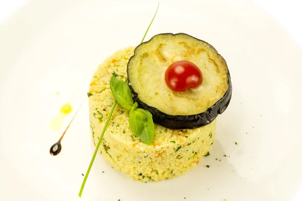Couscous urashen tomat och aubergine på en vit platta — Stockfoto