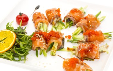 bir tabak balık, kırmızı havyar ve yeşillik