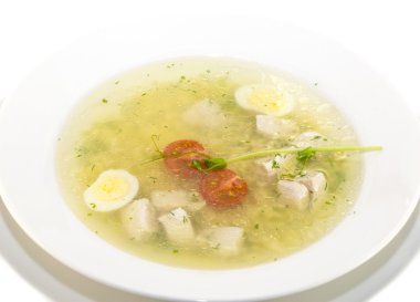 restoranda bir masada tavuk çorbası