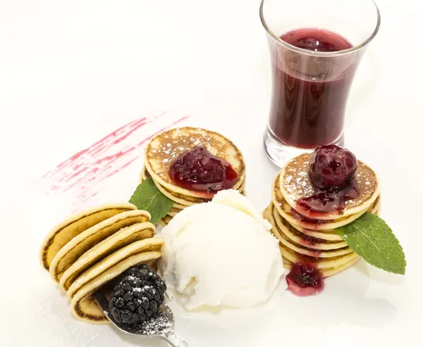 Delicious pancakes with berries and jam — Stock Photo, Image